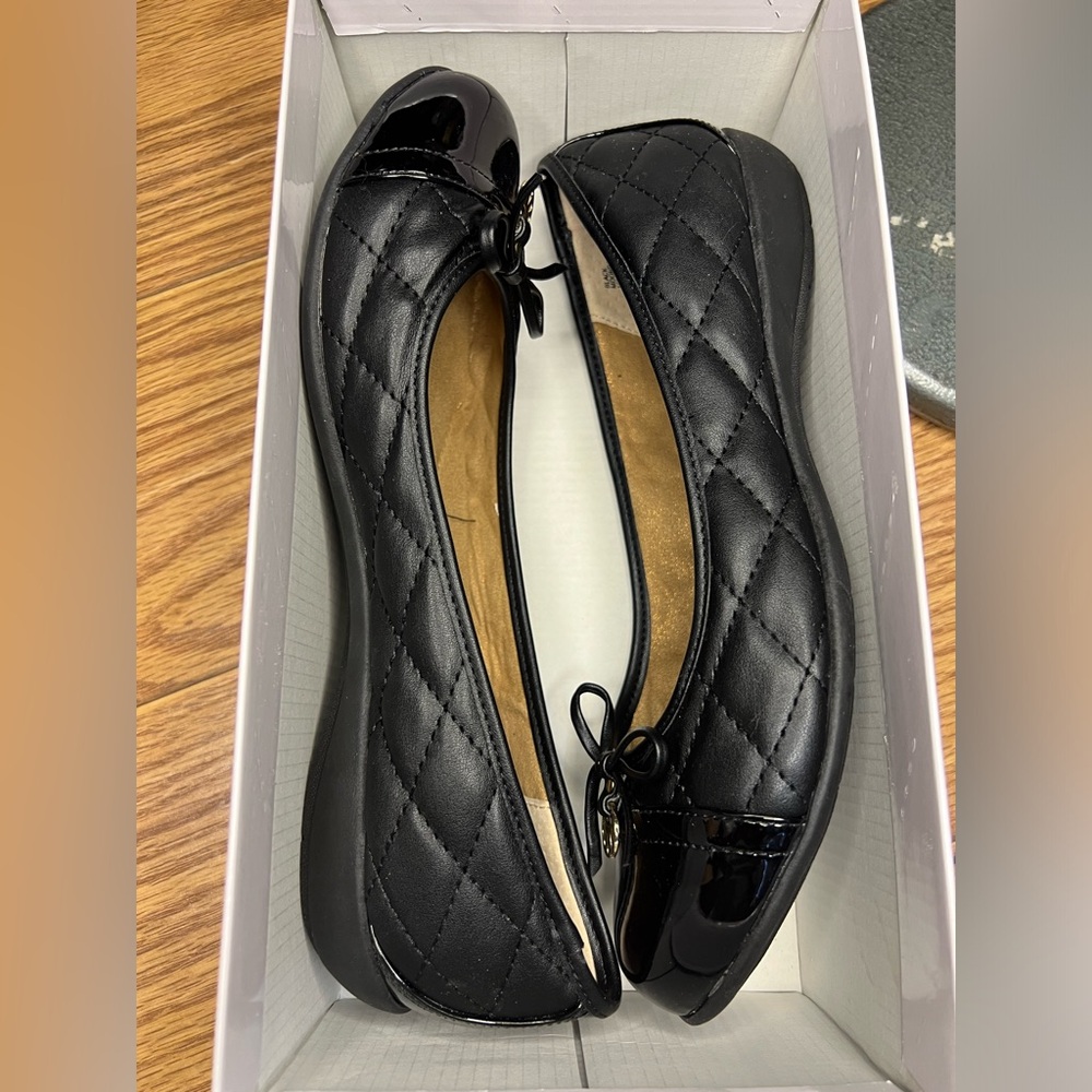 White mountain leathered flats